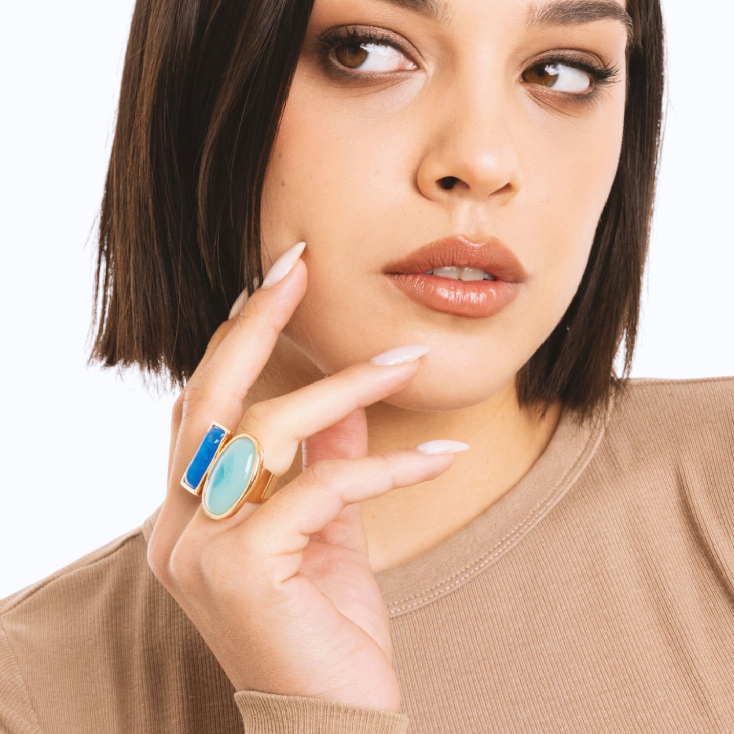 Anello regolabile a fascia in metallo con due pietre in acrilico multi blu