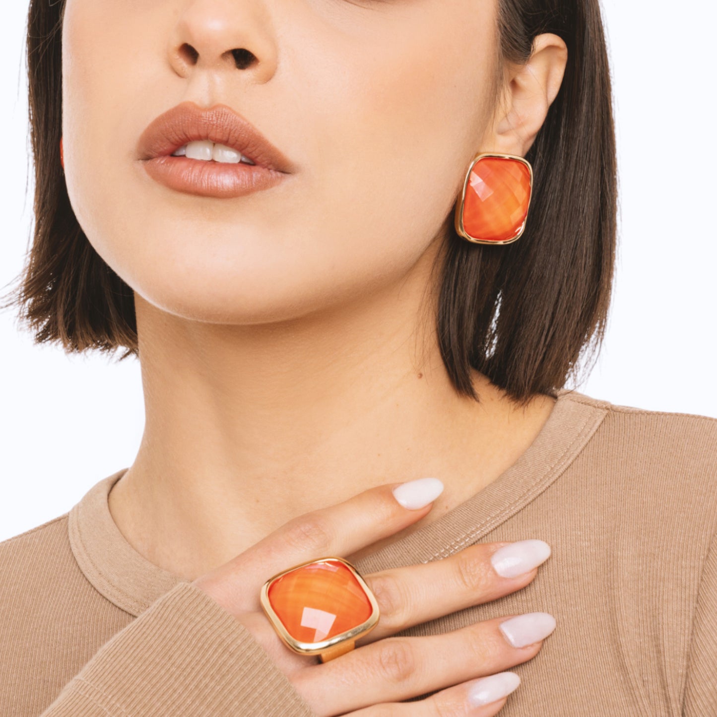 Anello elastico in metallo con pietra in resina quadrata arancio
