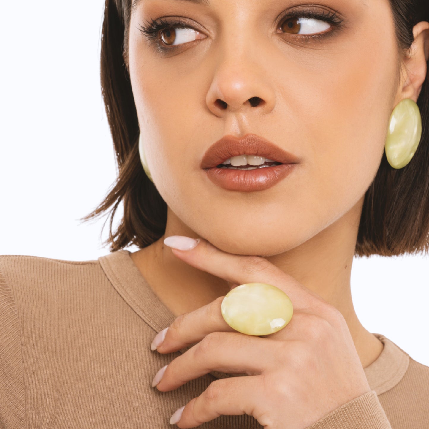 Anello elastico in metallo con pietra ovale in acrilico marmorizzata verde