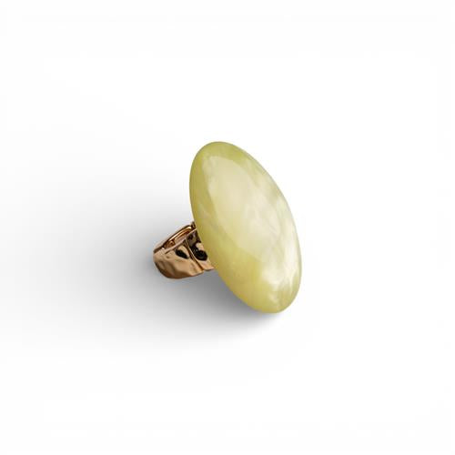 Anello elastico in metallo con pietra ovale in acrilico marmorizzata verde