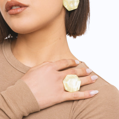 Anello elastico in metallo con pietra esagonale in acrilico marmorizzata verde