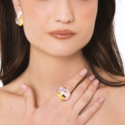 Anello in metallo elastico smaltato con fiori gialli e rosa