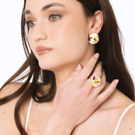 Anello in metallo elastico smaltato bianco con design a fiore