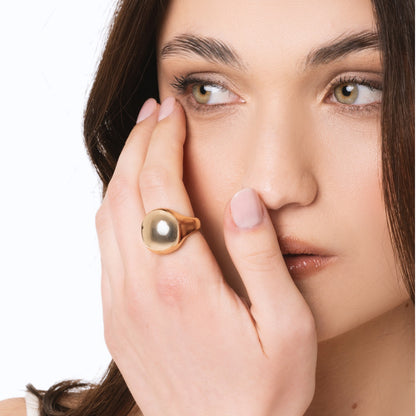 Anello in metallo lucido con leggera bombatura