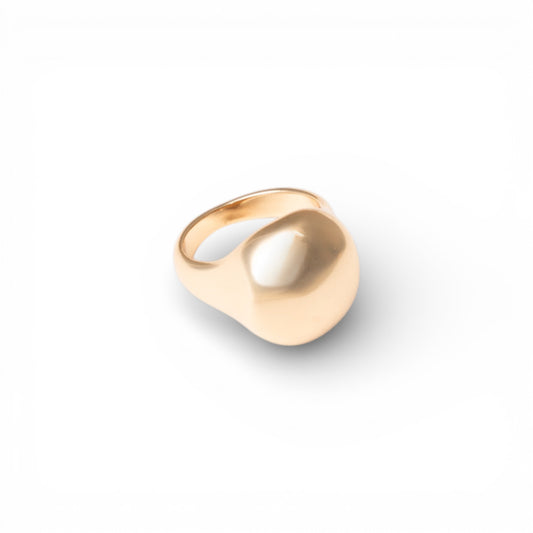 Anello in metallo lucido con leggera bombatura