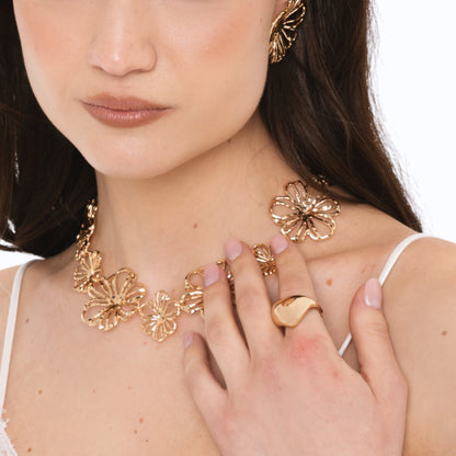 Anello in metallo lucido con taglio trasversale a punta