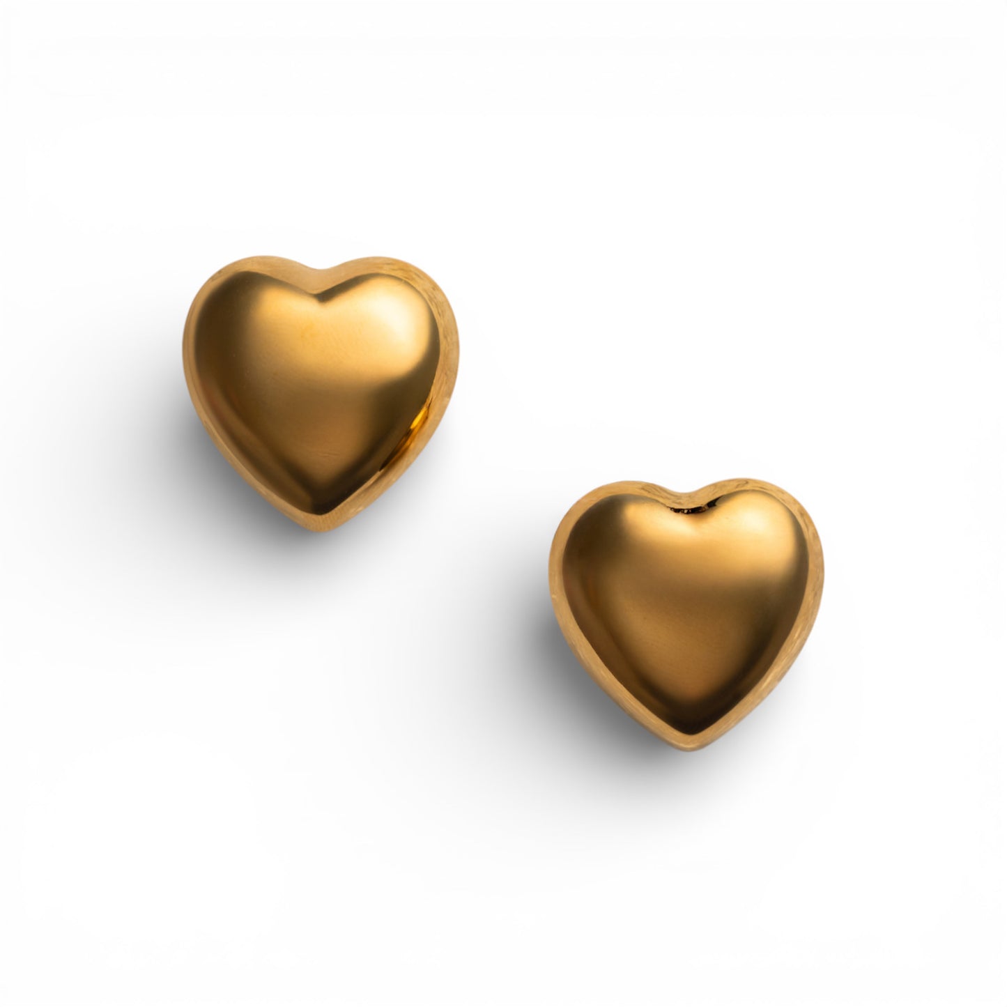 Orecchini con design a cuore in acciaio lucido