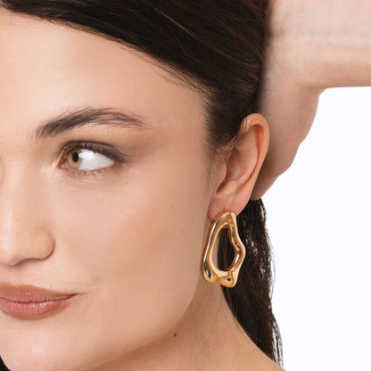 Orecchini in acciaio dal design astratto forato