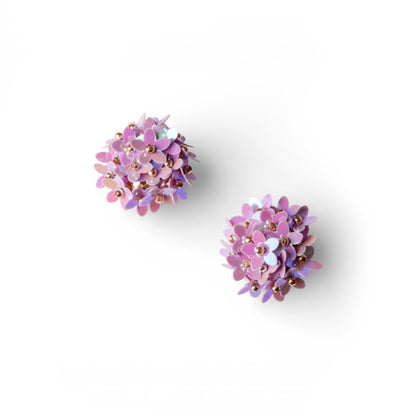 Orecchini a base circolare con fiorellini viola