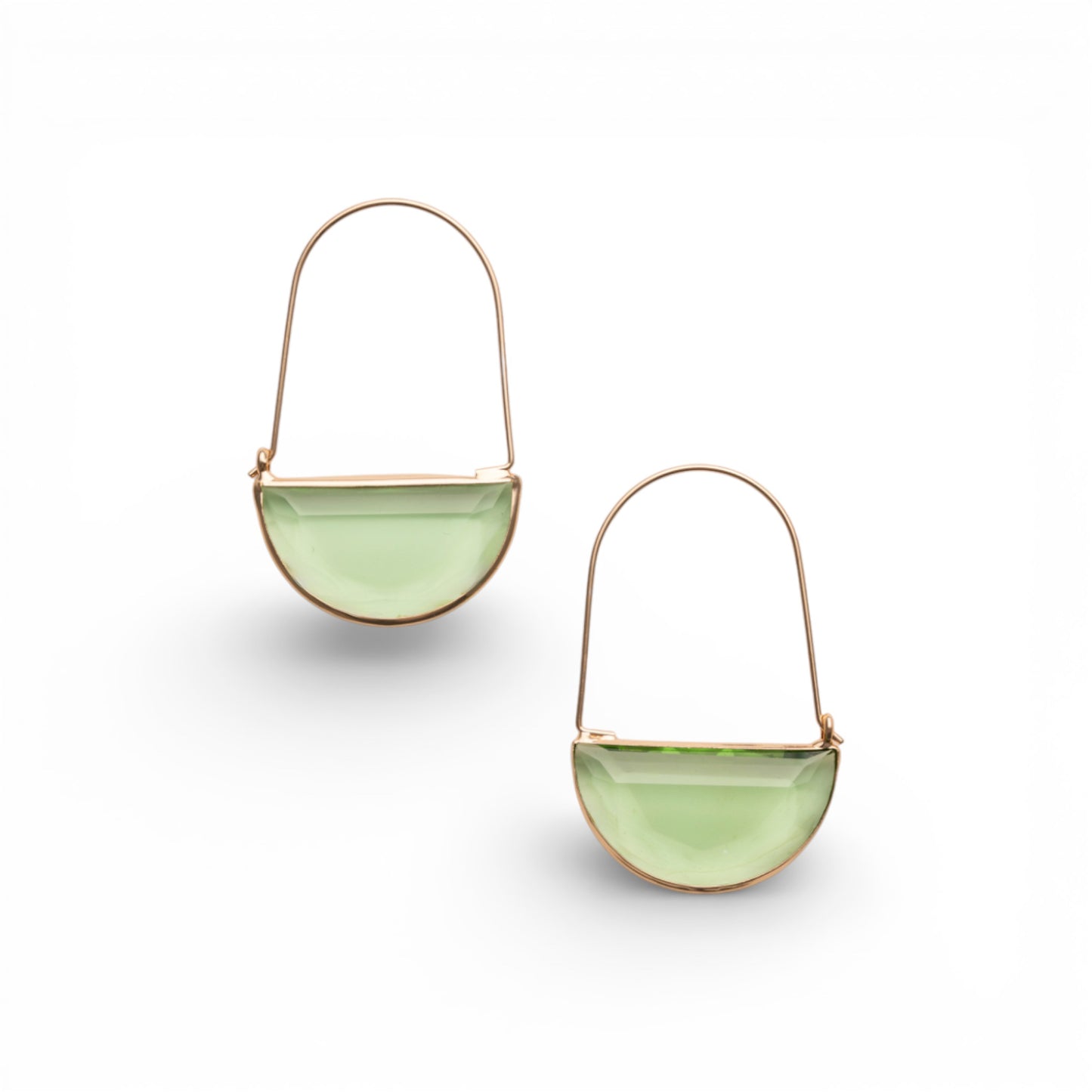 Orecchini con filo in ottone e pietra in vetro verde