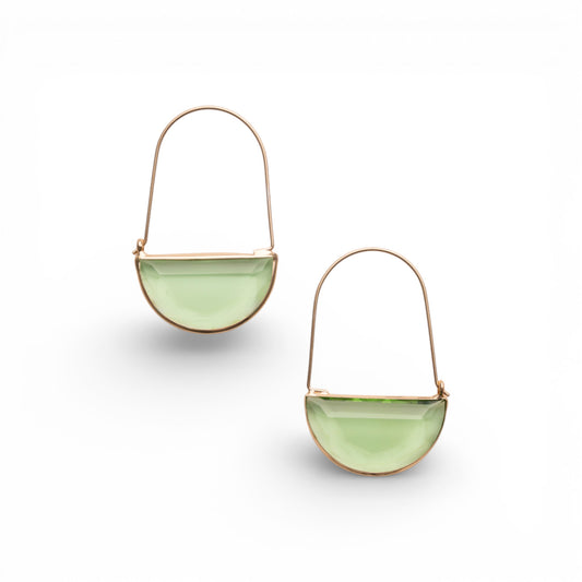Orecchini con filo in ottone e pietra in vetro verde