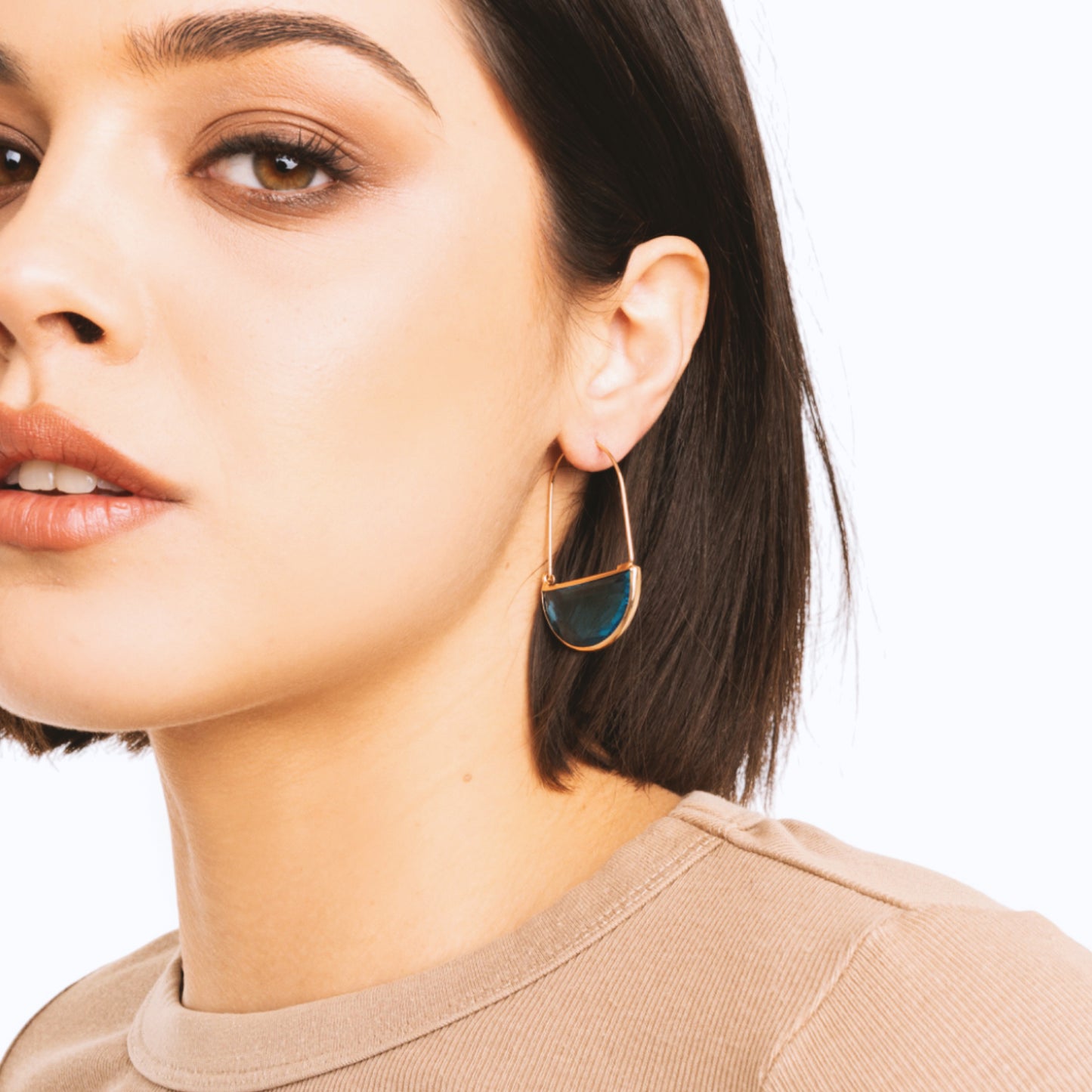 Orecchini con filo in ottone e pietra in vetro blu