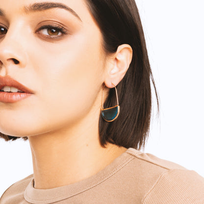 Orecchini con filo in ottone e pietra in vetro blu
