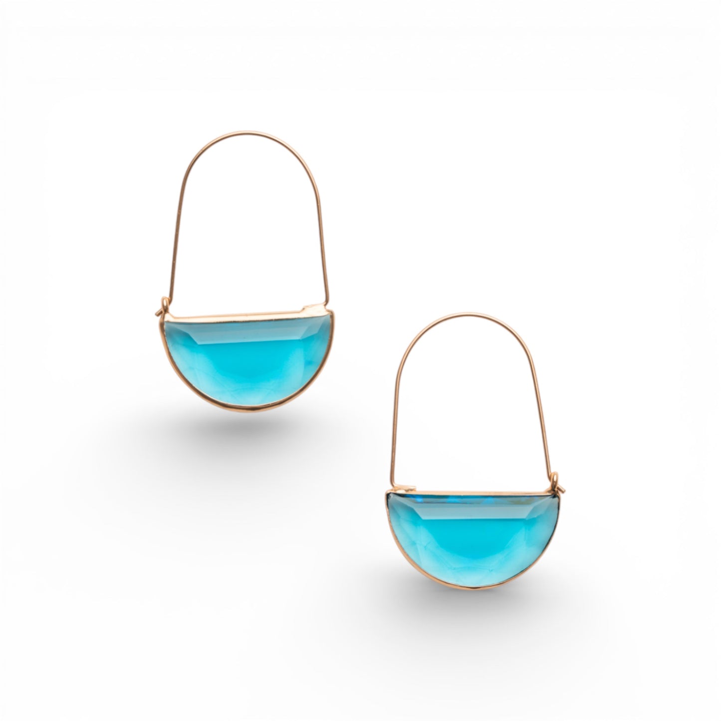 Orecchini con filo in ottone e pietra in vetro blu