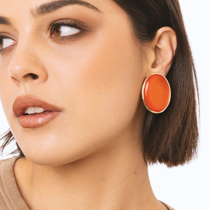 Orecchini a clip ovale in metallo con pietra in resina arancio