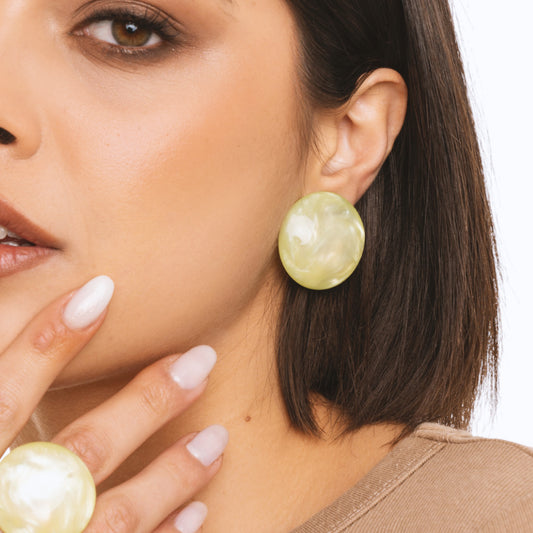 Orecchini a clip circolari in acrilico marmorizzato verde
