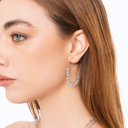 Orecchini a filo pendenti con pietre in vetro celeste