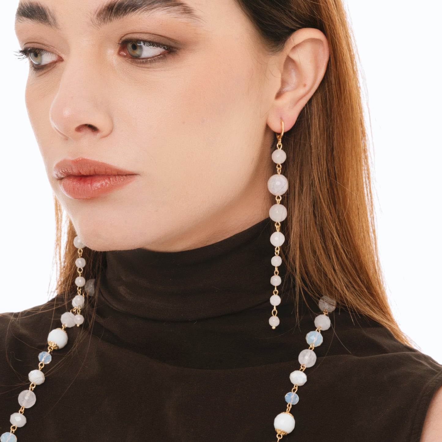 Orecchini pendenti lunghi con pietre dure a sfera bianco lattiginoso