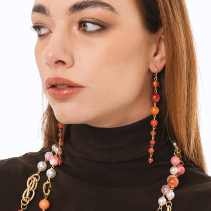 Orecchini pendenti lunghi con pietre dure a sfera tono arancio