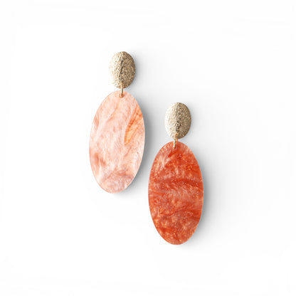 Orecchini pendenti con pietra ovale in acrilico arancio