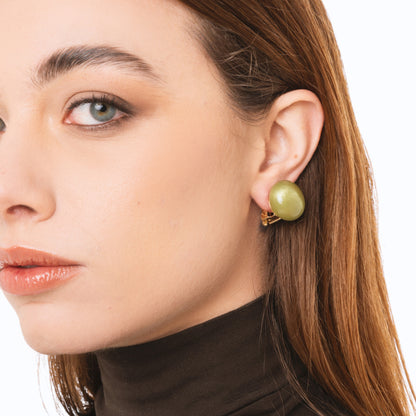 Orecchini a clip con pietra circolare in resina marmorizzata verde militare