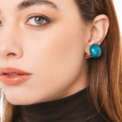 Orecchini a clip con pietra circolare in resina marmorizzata azzurra