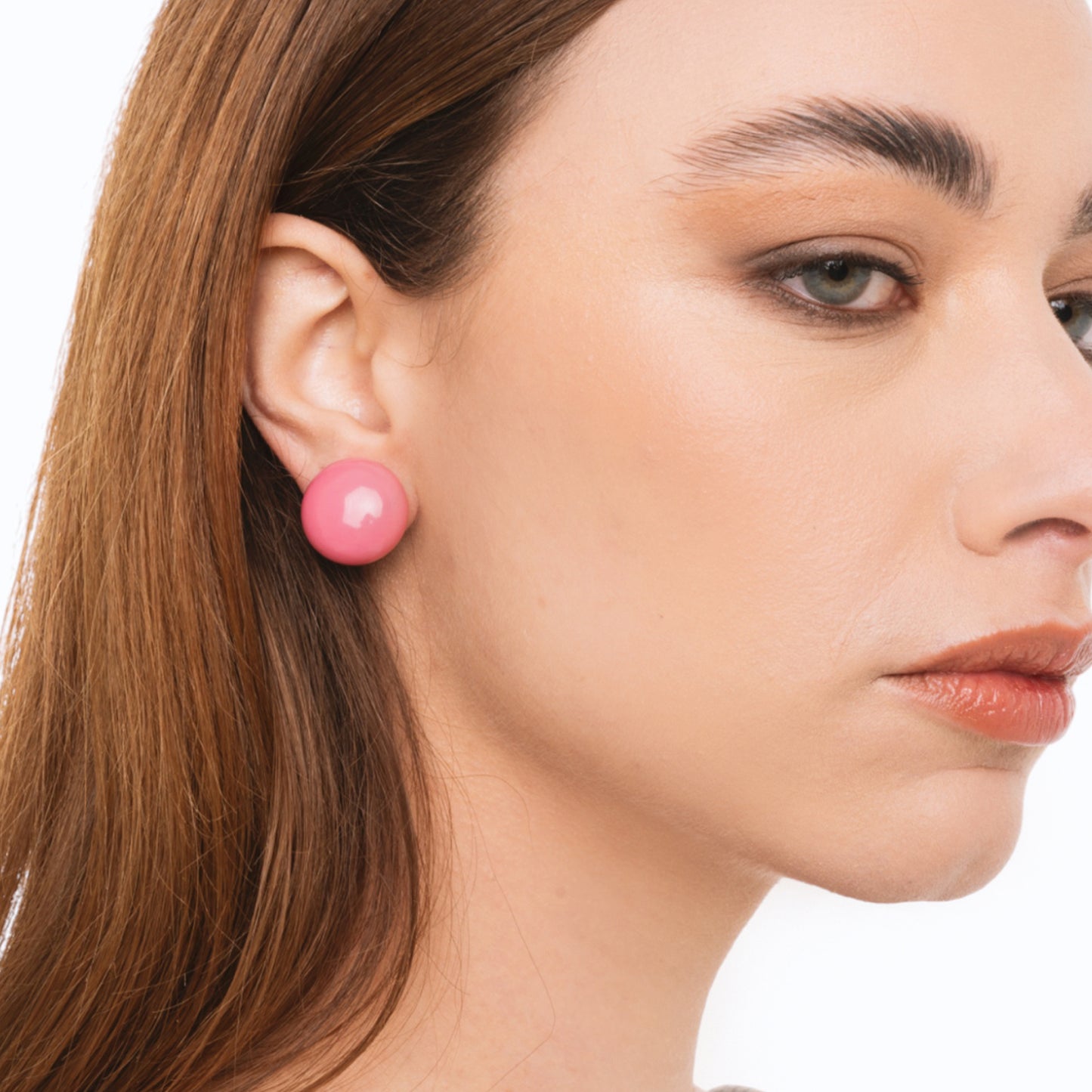 Orecchini a clip con pietra circolare in resina rosa