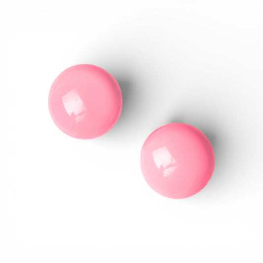 Orecchini a clip con pietra circolare in resina rosa