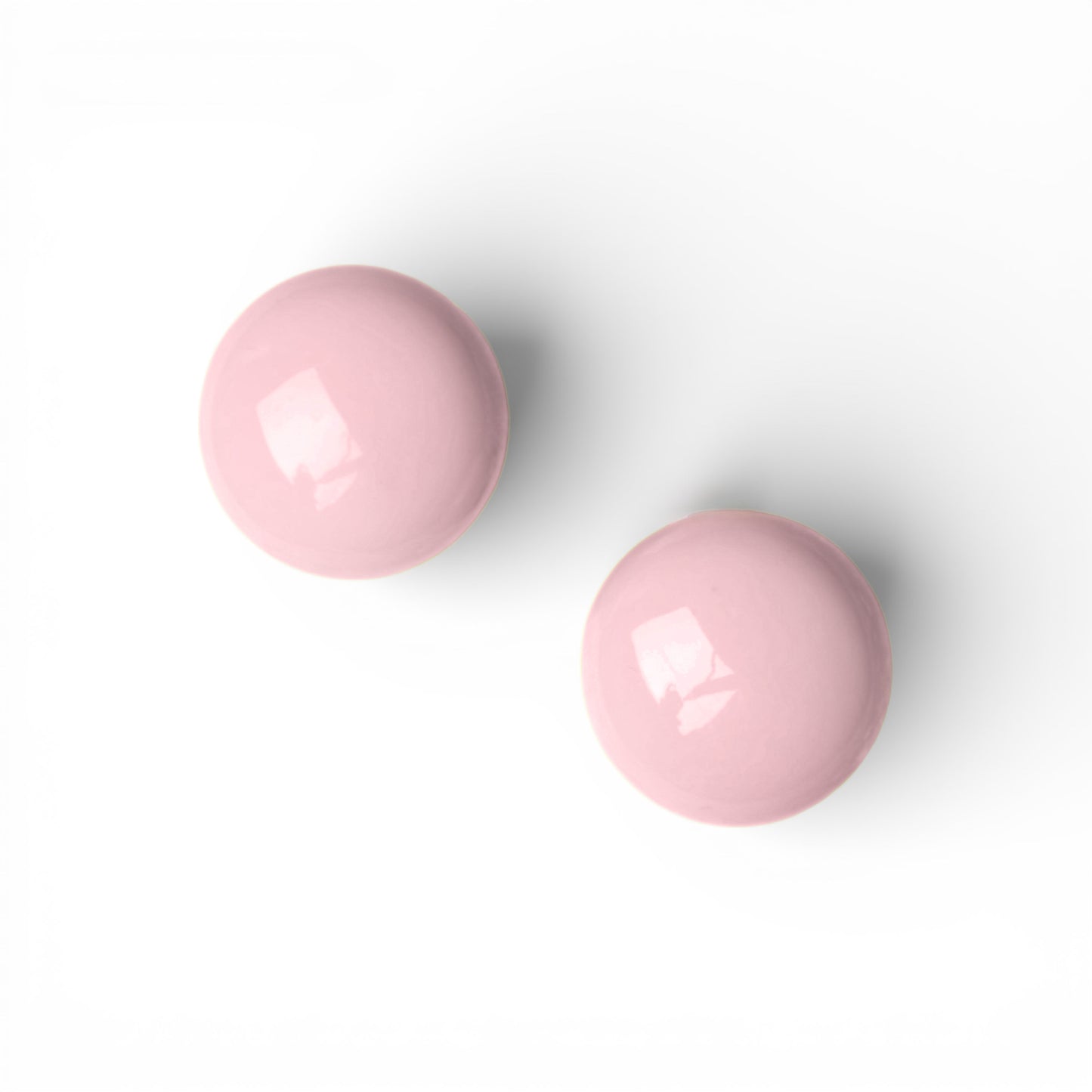 Orecchini a clip con pietra circolare in resina rosa chiaro