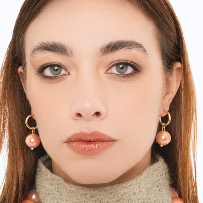 Orecchini a cerchietto con sfera lucida pendente in acrilico oro rosa