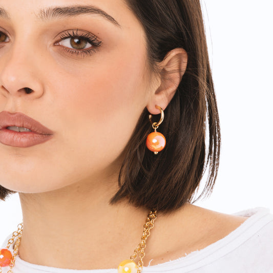 Orecchini a cerchietto con sfera lucida pendente in acrilico arancio