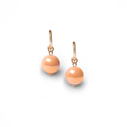 Orecchini a cerchietto con sfera lucida pendente in acrilico arancio