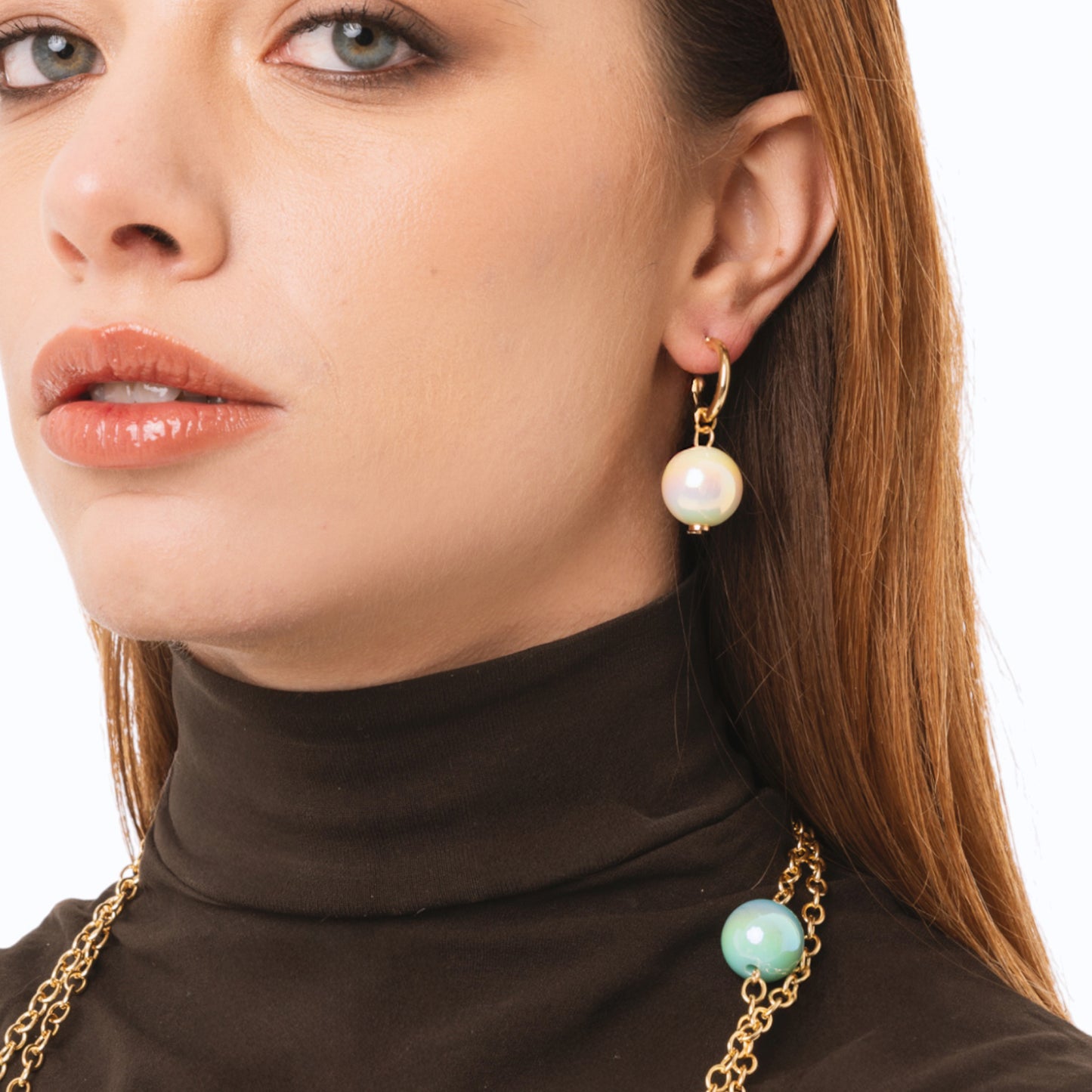Orecchini a cerchietto con sfera lucida pendente in acrilico beige