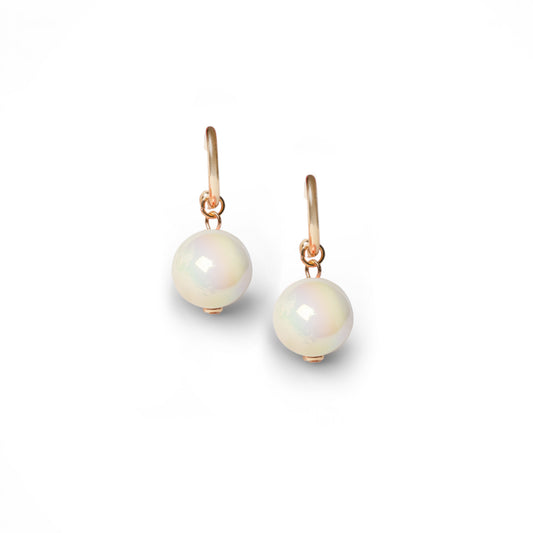Orecchini a cerchietto con sfera lucida pendente in acrilico beige