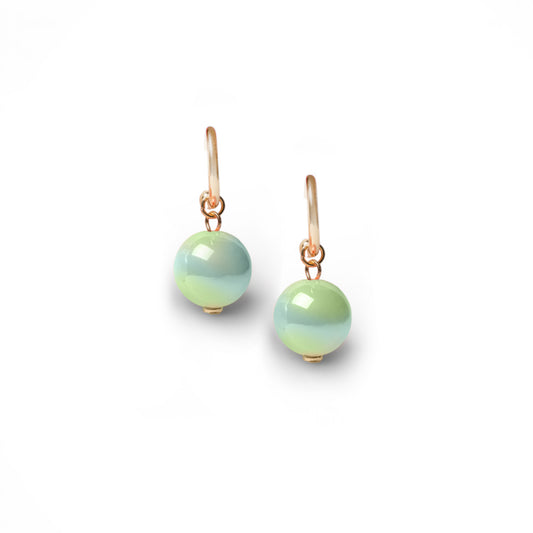 Orecchini a cerchietto con sfera lucida pendente in acrilico verde acqua