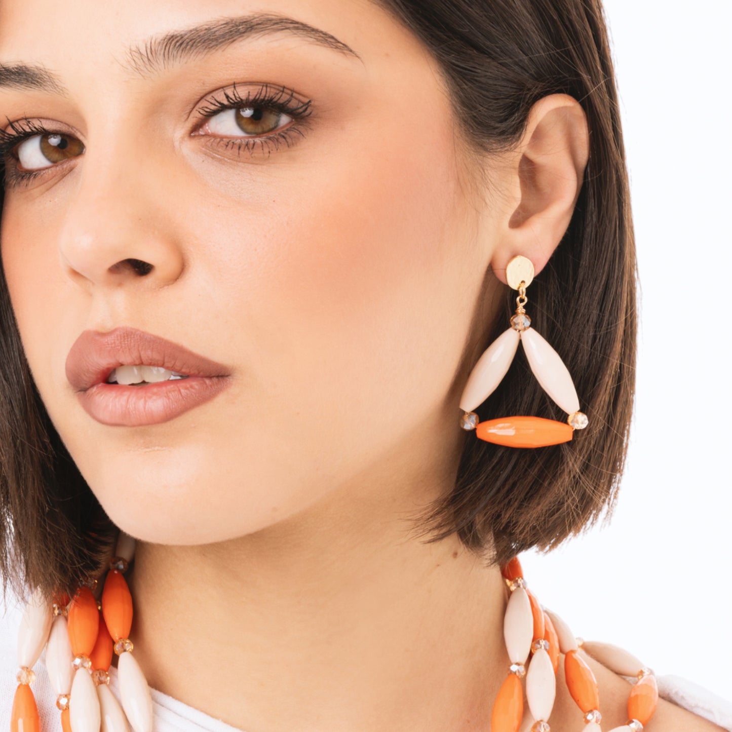 Orecchini pendenti con design triangolare tono arancio