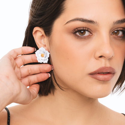 Orecchini a clip in metallo con design a rosa bianca