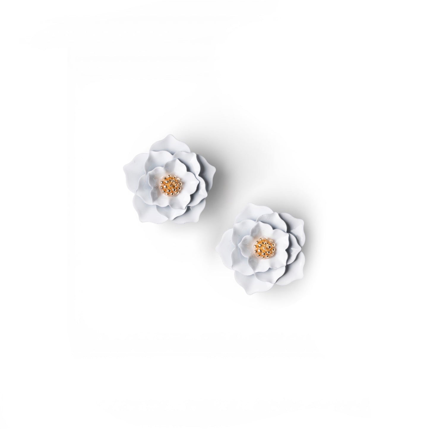 Orecchini a clip in metallo con design a rosa bianca