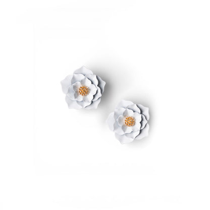 Orecchini a clip in metallo con design a rosa bianca