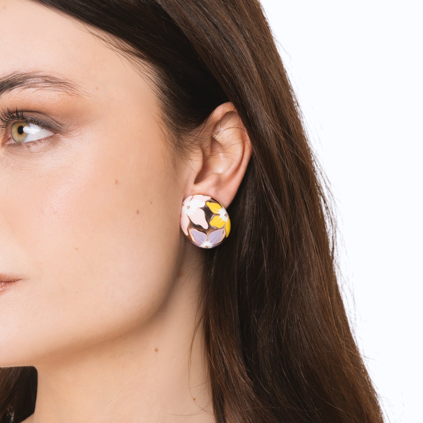 Orecchini a clip ovali smaltati con fiori gialli e rosa