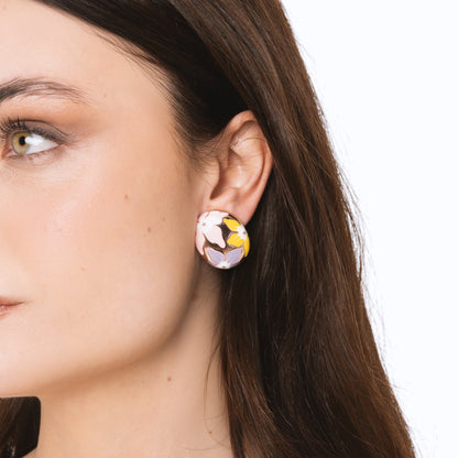 Orecchini a clip ovali smaltati con fiori gialli e rosa