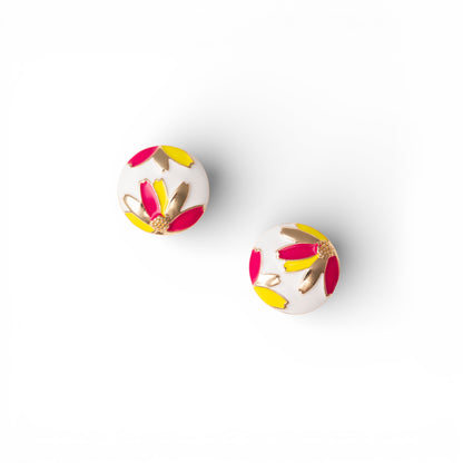 Orecchini circolari smaltati di bianco con designa fiori multi