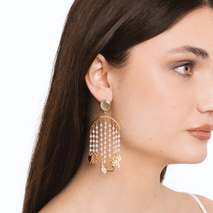 Orecchini in metallo con pendente cascata di fili di perline con charms