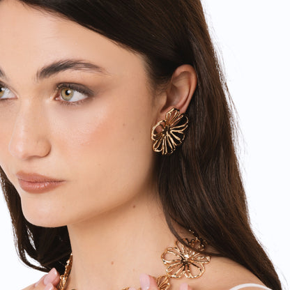 Orecchini in metallo con design a fiore