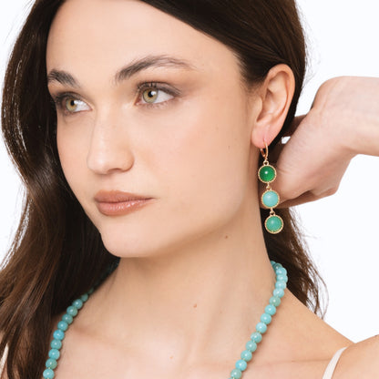 Orecchini in metallo pendenti con tre pietre dure tono verde