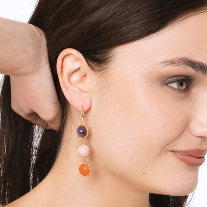 Orecchini in metallo pendenti con tre pietre dure multicolore