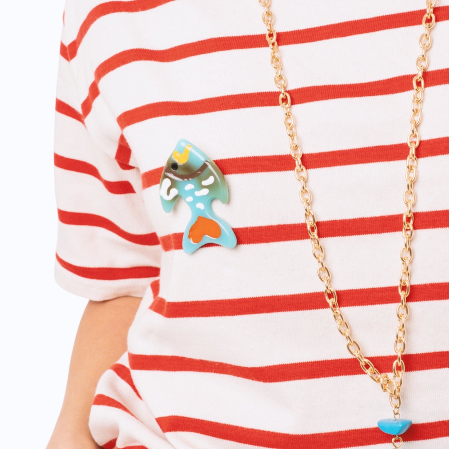 Spilla in metallo con pesciolino in acrilico azzurro