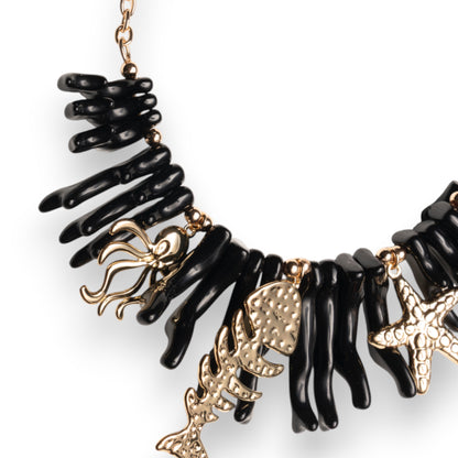 Collana girocollo con rami di corallo neri in acrilico ed elementi marini in metallo pendenti