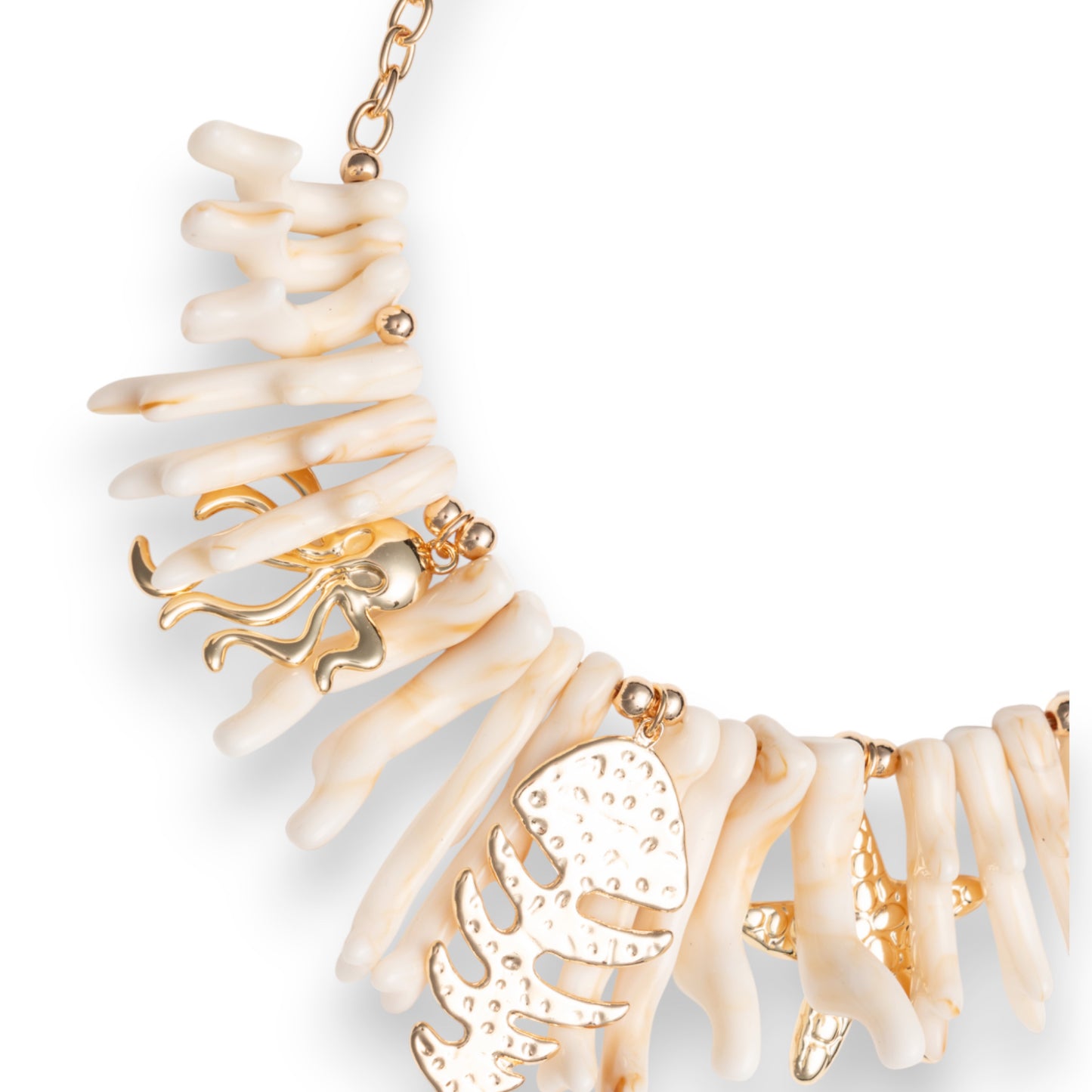 Collana girocollo con rami di corallo beige in acrilico ed elementi marini in metallo pendenti
