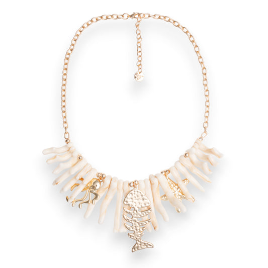 Collana girocollo con rami di corallo beige in acrilico ed elementi marini in metallo pendenti